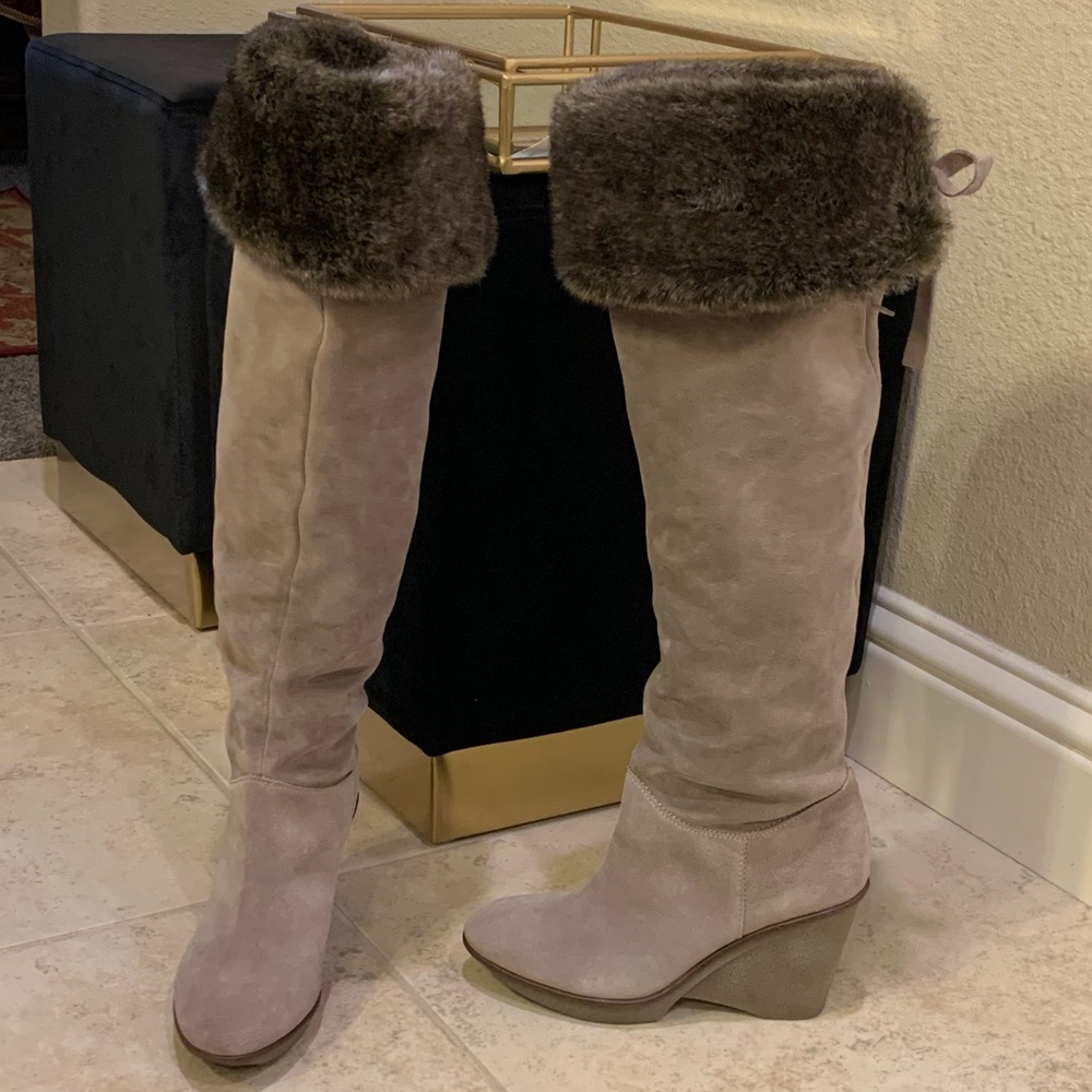 B Makowsky Grey Suede Boots
